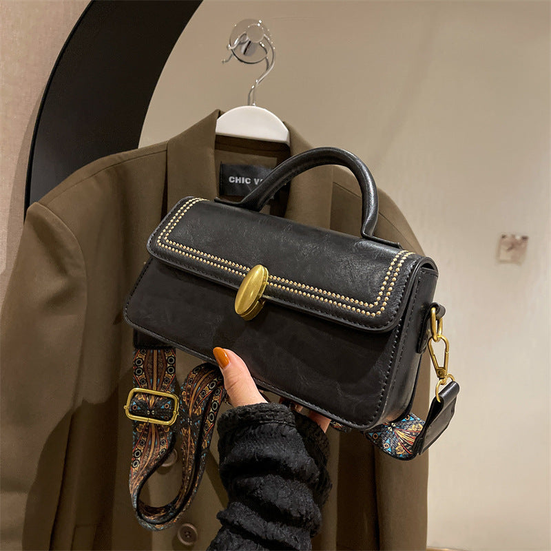 2023 autumn and winter new high-end trendy French handbags fashionable retro simple versatile messenger bag commuting Classy’s