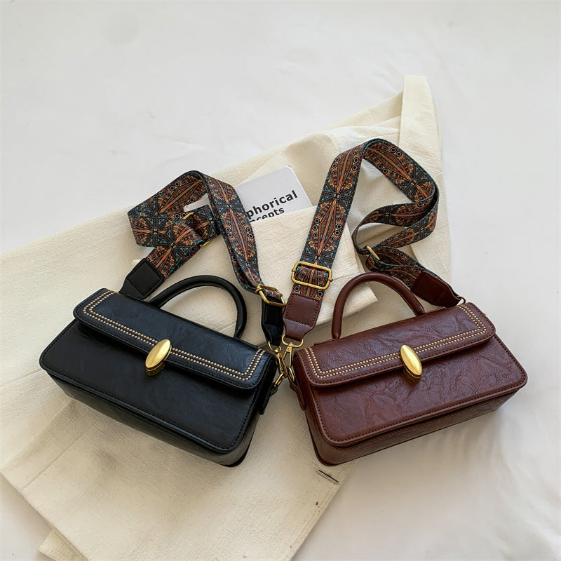 2023 autumn and winter new high-end trendy French handbags fashionable retro simple versatile messenger bag commuting Classy’s