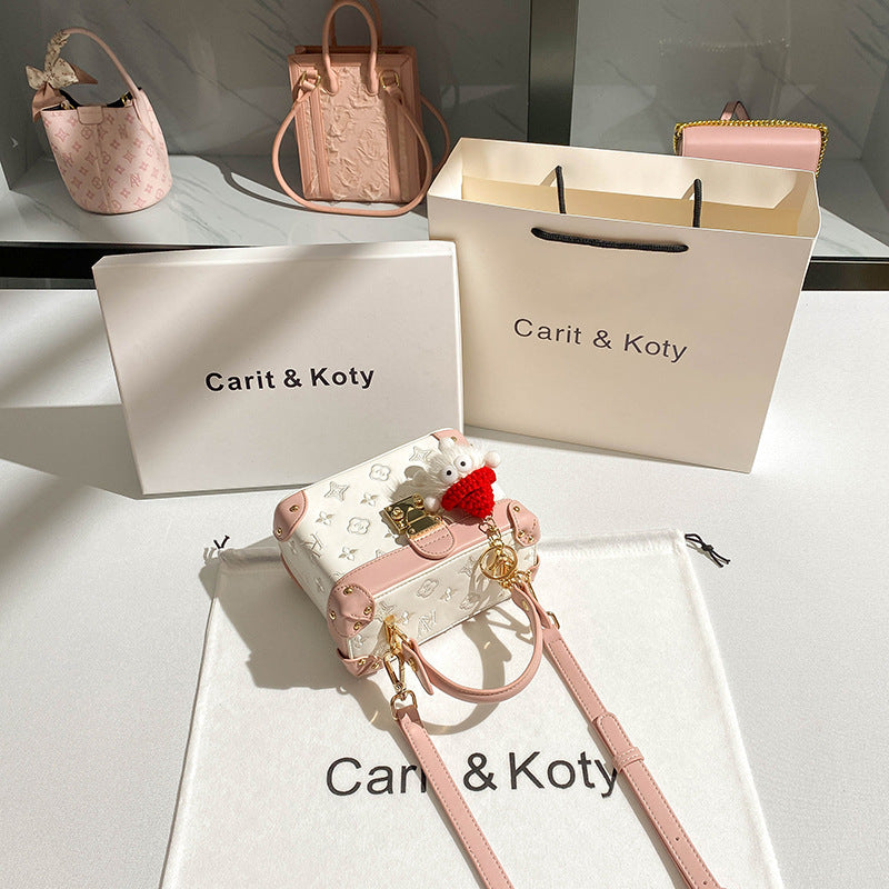 Dropshipping trendy embroidered box bags, 2024 new style, fairy-like color-blocked small square handbags wholesale. Classy’s
