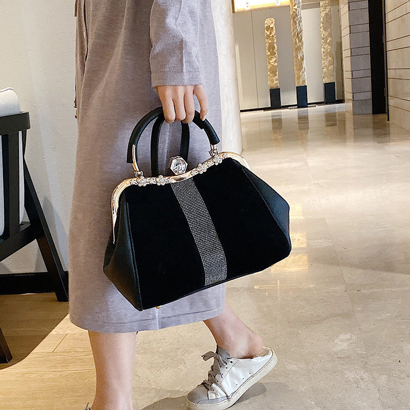 Cross-border new women's handbags inlaid with diamonds, versatile and high-end messenger bags, atmospheric shoulder clip bags for women Classy’s